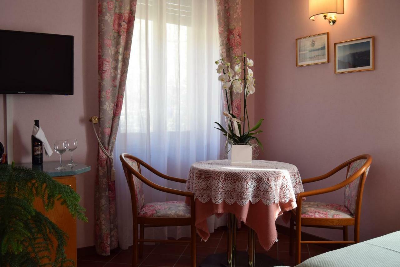 Camera Matrimoniale/Doppia con Letti Singoli con Vista Mare Parziale