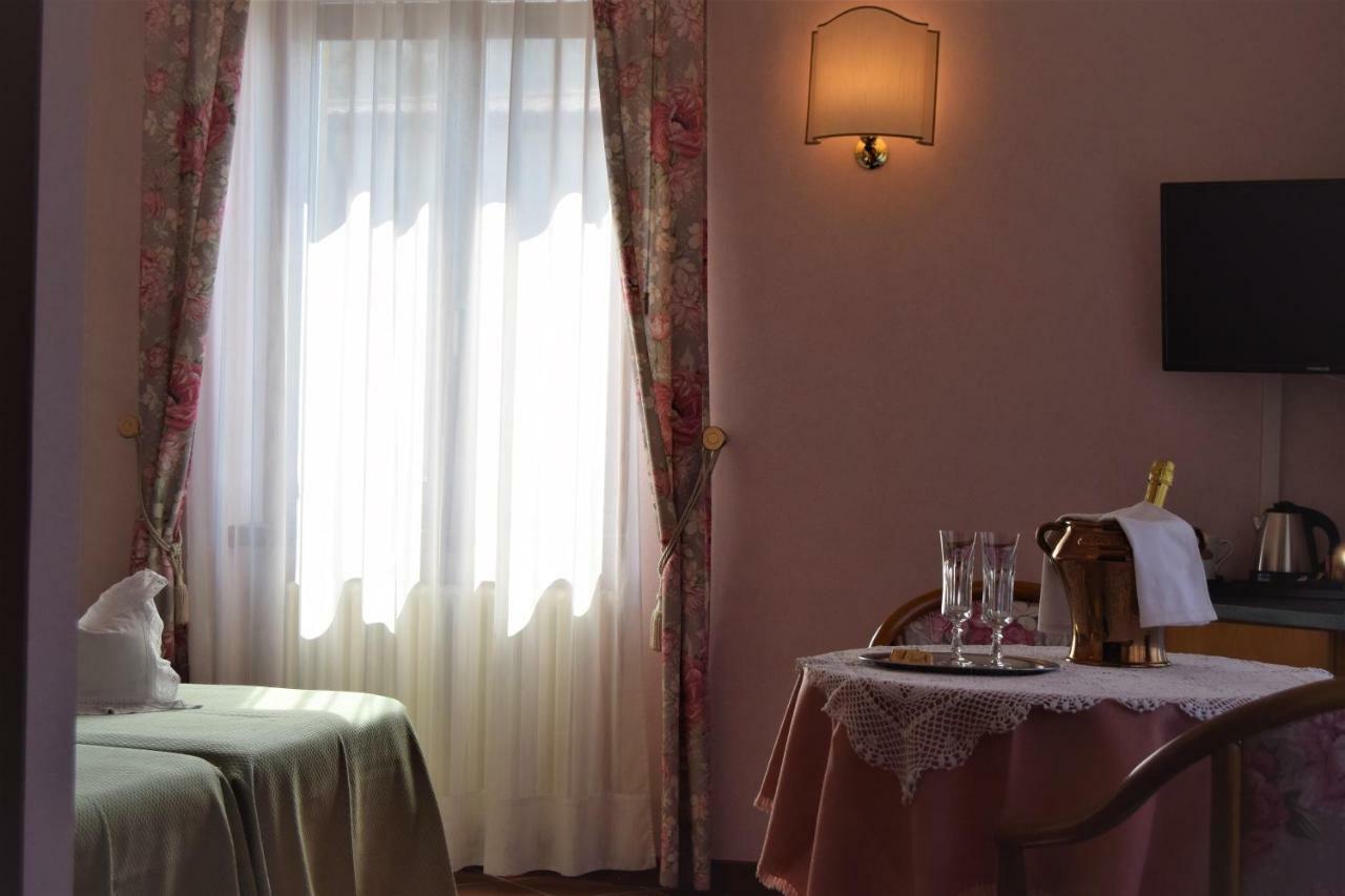 Deluxe Double or Twin Room Lake View